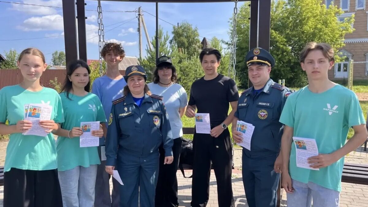 В Мариинске волонтёры и спасатели напомнили детям о правилах безопасности на каникулах
