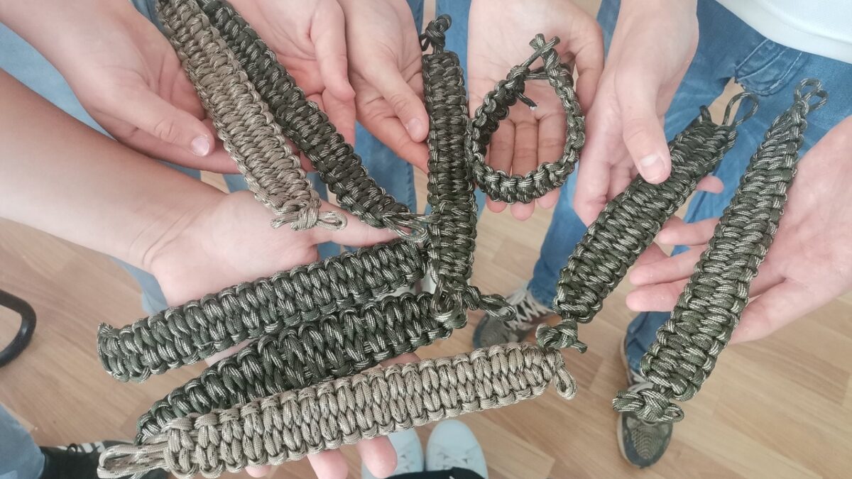 «Браслет для СВОих»: добро, которое можно сплести