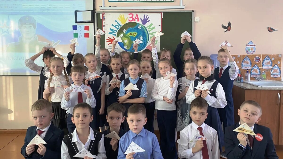 Более трёх тысяч писем отправили на фронт ученики школы №2 города Амурска Хабаровского края