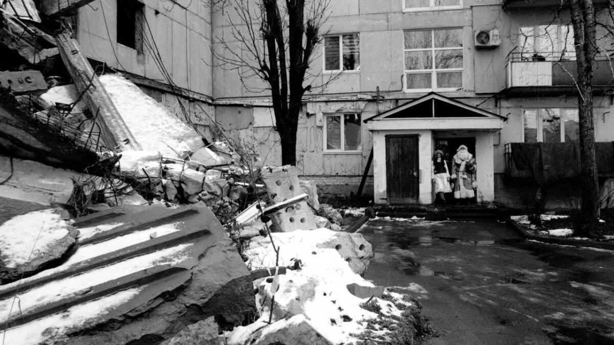 «Жизнь — не сказка, Дедушка». Почему Деды Морозы надевают бронежилеты и как творят чудеса там,…