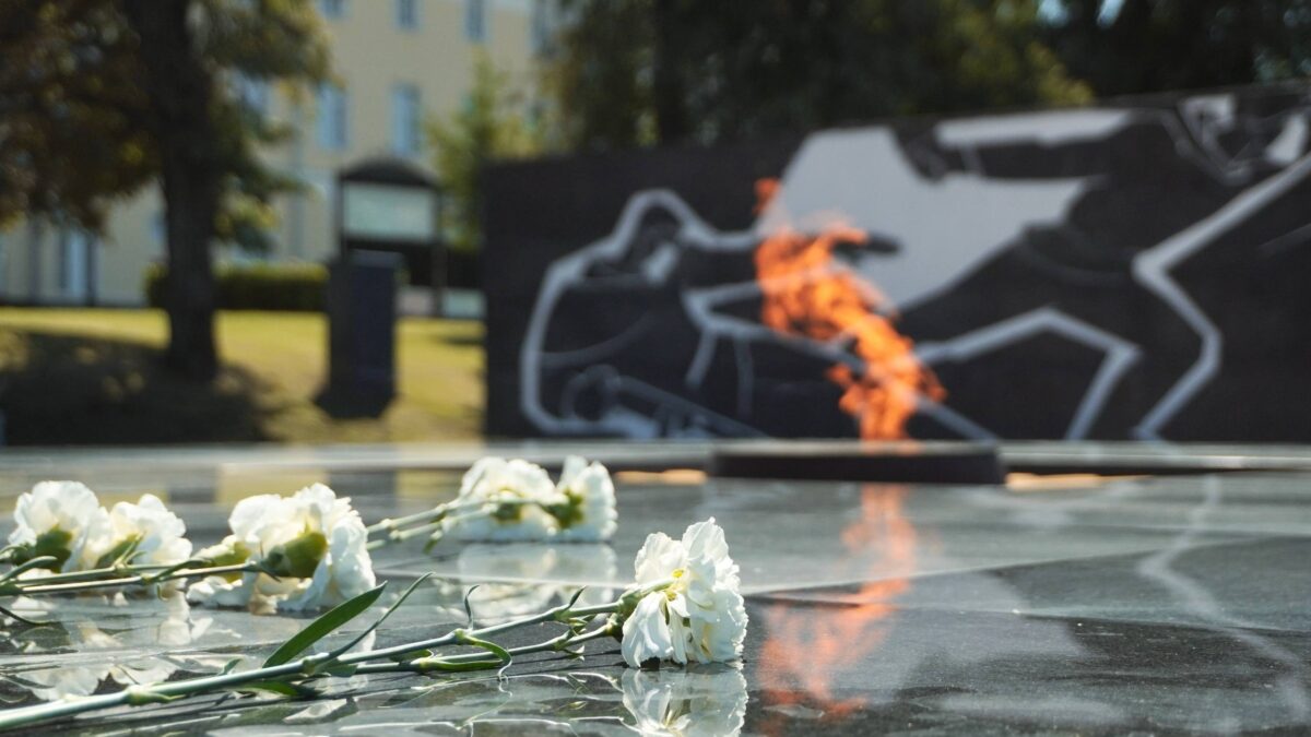 Ветераны Великой Отечественной войны из Москвы почтили память героев в Нижнем Новгороде