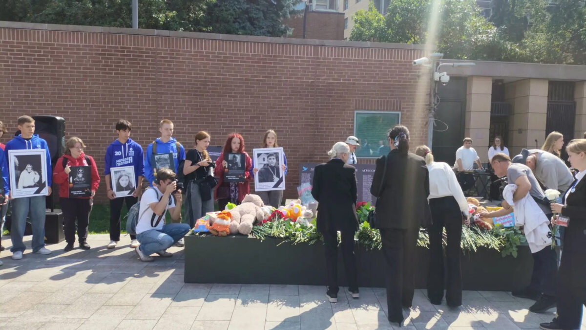 В Москве почтили память погибших детей Донбасса: цветы, игрушки и минута молчания