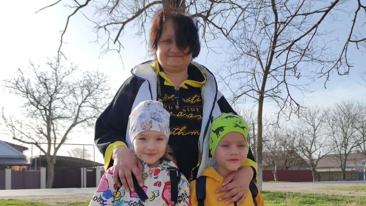 «Чудеса случаются»: бабушка в одиночку борется за жизнь внука с редким генетическим заболеванием