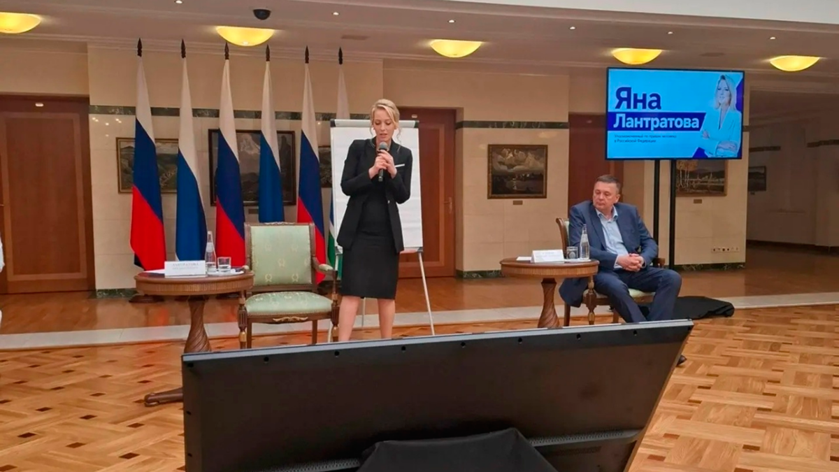 Яна Лантратова встретилась с волонтёрами и представителями НКО