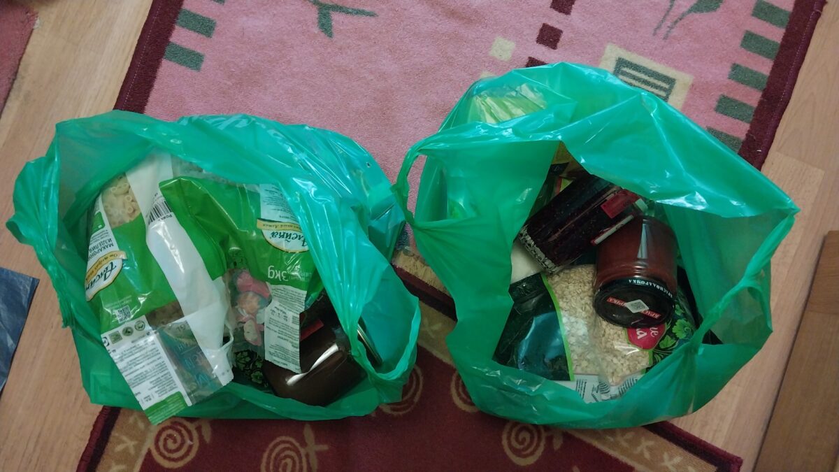 Передала продукты питания пожилой женщине