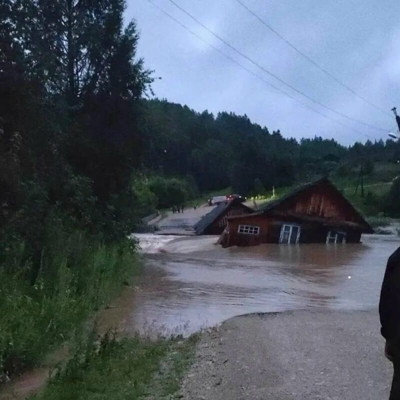 Спасла бабушку из затопленного дома 13-летняя внучка