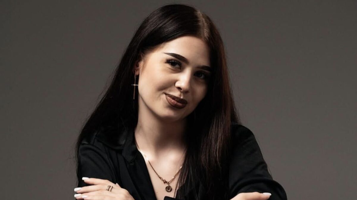 «Можно нам нормальную?»: слабослышащий мастер маникюра стала известной на весь Ростов