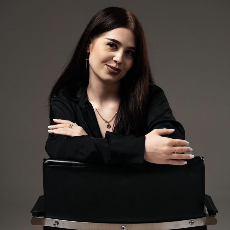 Слабослышащий мастер маникюра покорила соцсети