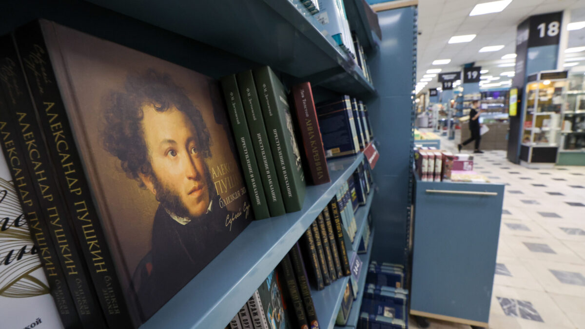 Осталось 10 дней: как ещё подарить книгу гостю МФМ-2026 по акции «Из России, с любовью»