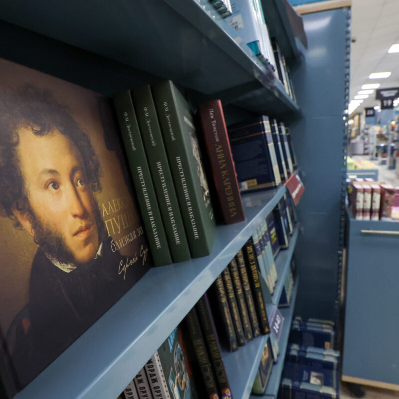 Осталось 10 дней: как ещё подарить книгу гостю МФМ-2026 по акции «Из России, с любовью»