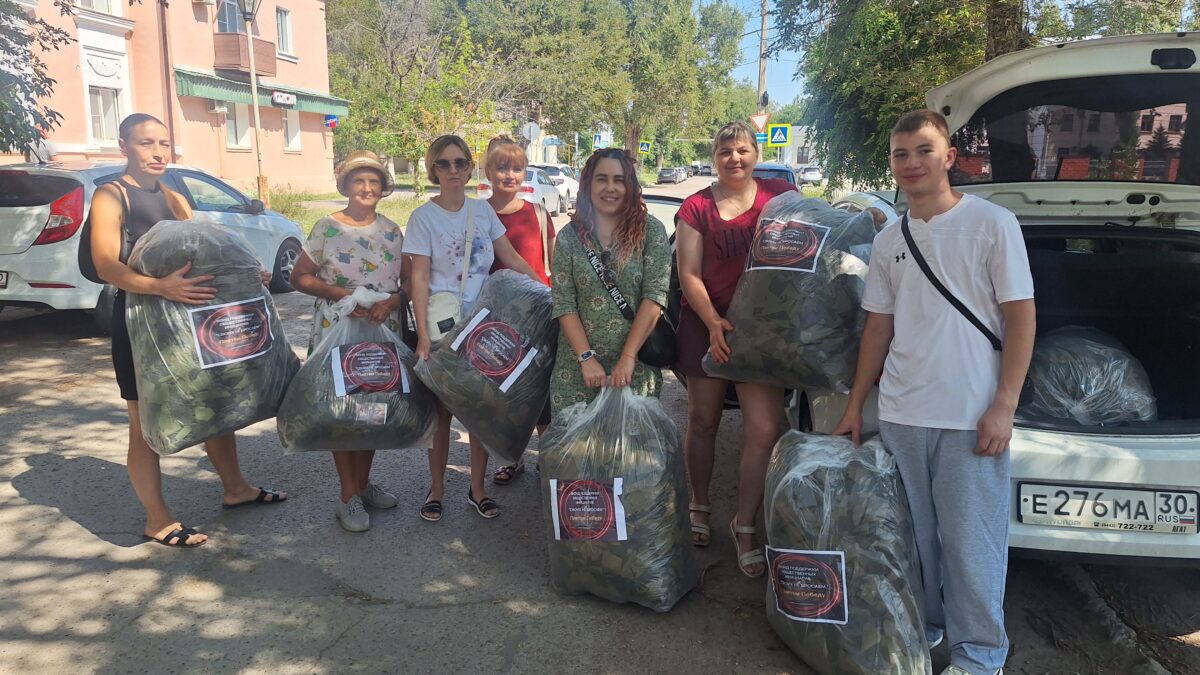 В мастерской по плетению маскировочных сетей работа кипит! Плетём → Несём → Грузим → Везём…