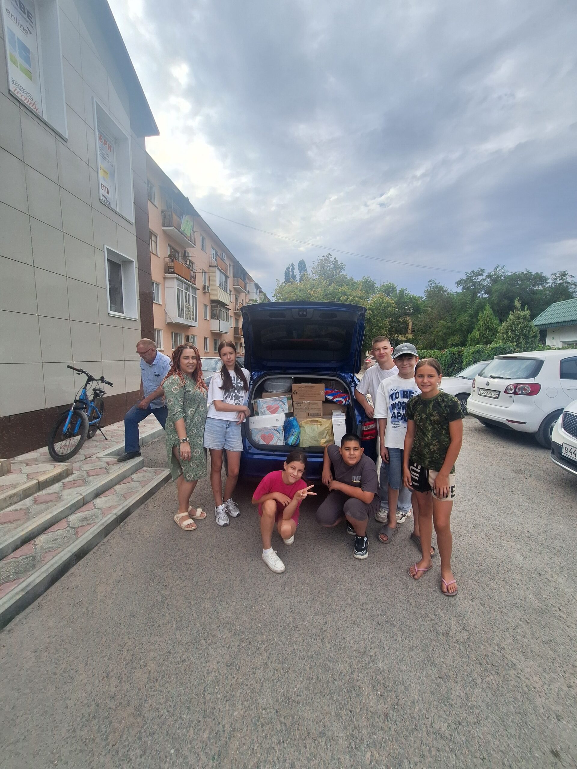 Сегодняшний день — про настоящее добро! 💪 Сначала разбирали гуманитарную помощь: сортировали вещи,…