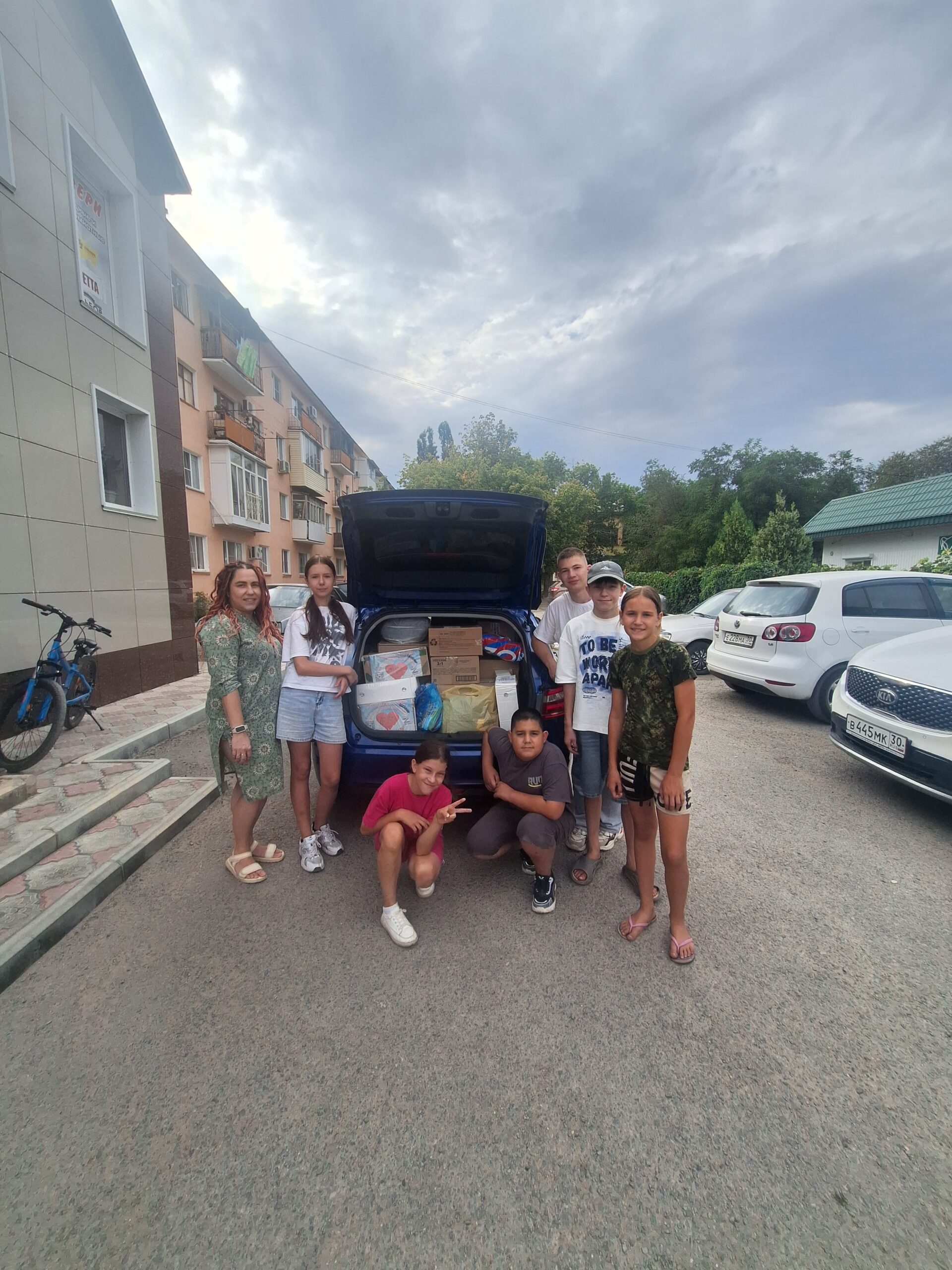 Сегодняшний день — про настоящее добро! 💪 Сначала разбирали гуманитарную помощь: сортировали вещи,…
