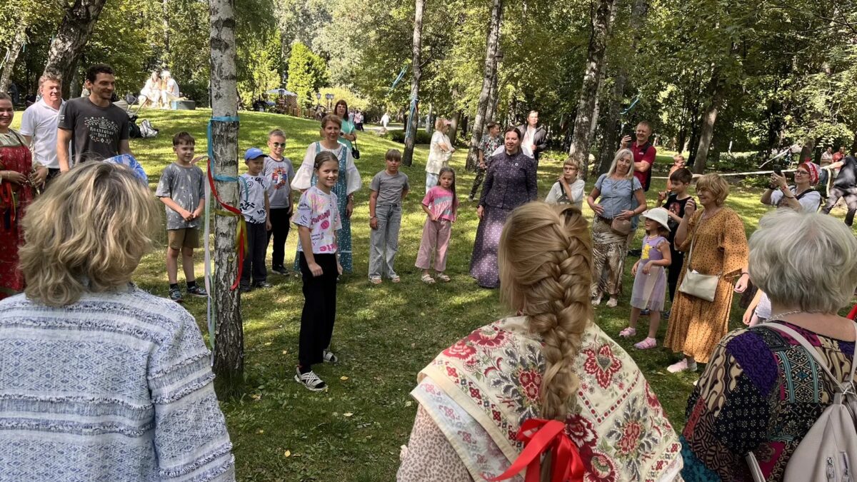 Русская сказка наяву: фестиваль «Наши корни» собрал более тысячи гостей в хоровод