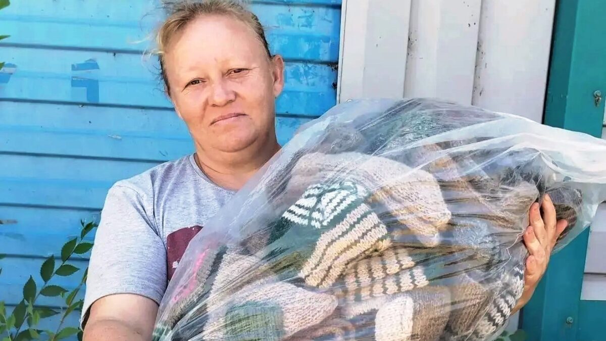 Пятьдесят пар вязаных носков для бойцов от жительницы посёлка Литовко