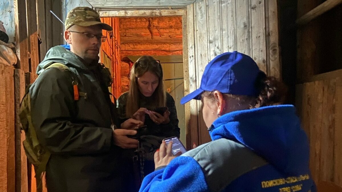 «Под ледяным ливнем нас ждал Валерий»: волонтёры  спасли грибника, блуждавшего в лесу