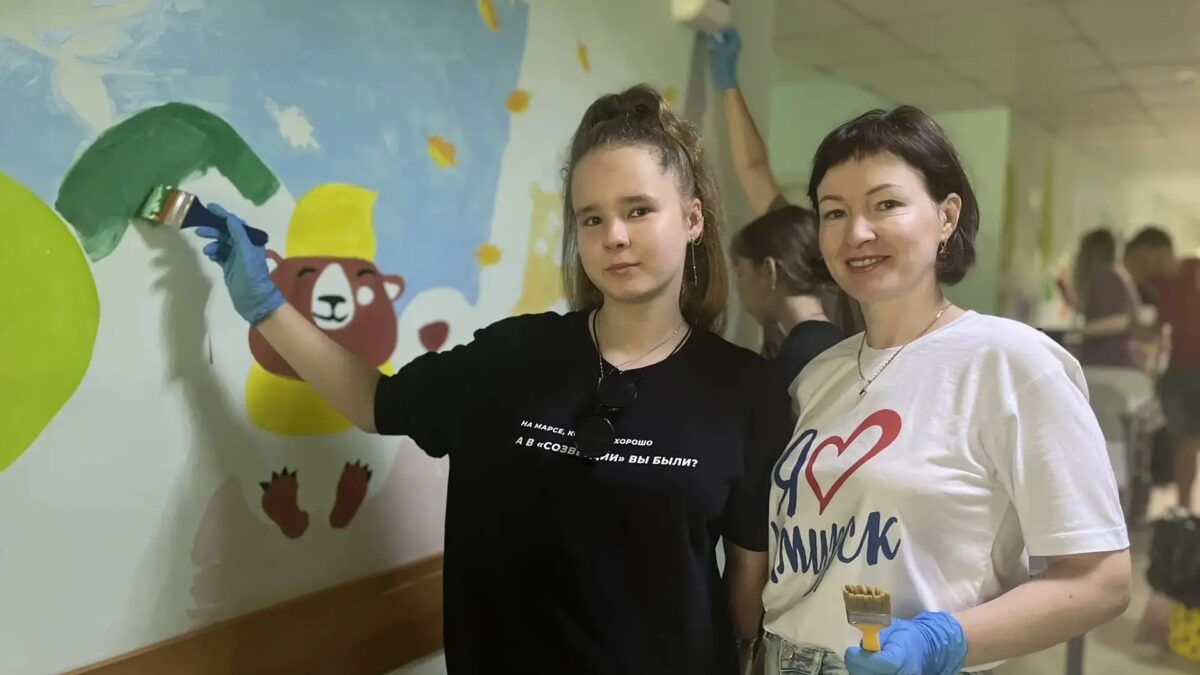 Волонтёры расписали стены детской поликлиники
