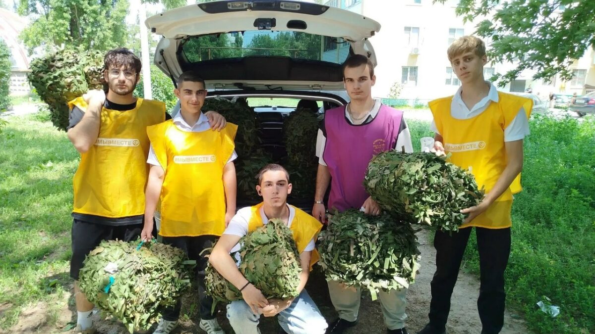 Волонтеры Добро.Центра «Сила Добра» продолжают изготавливать маскировочные сети.