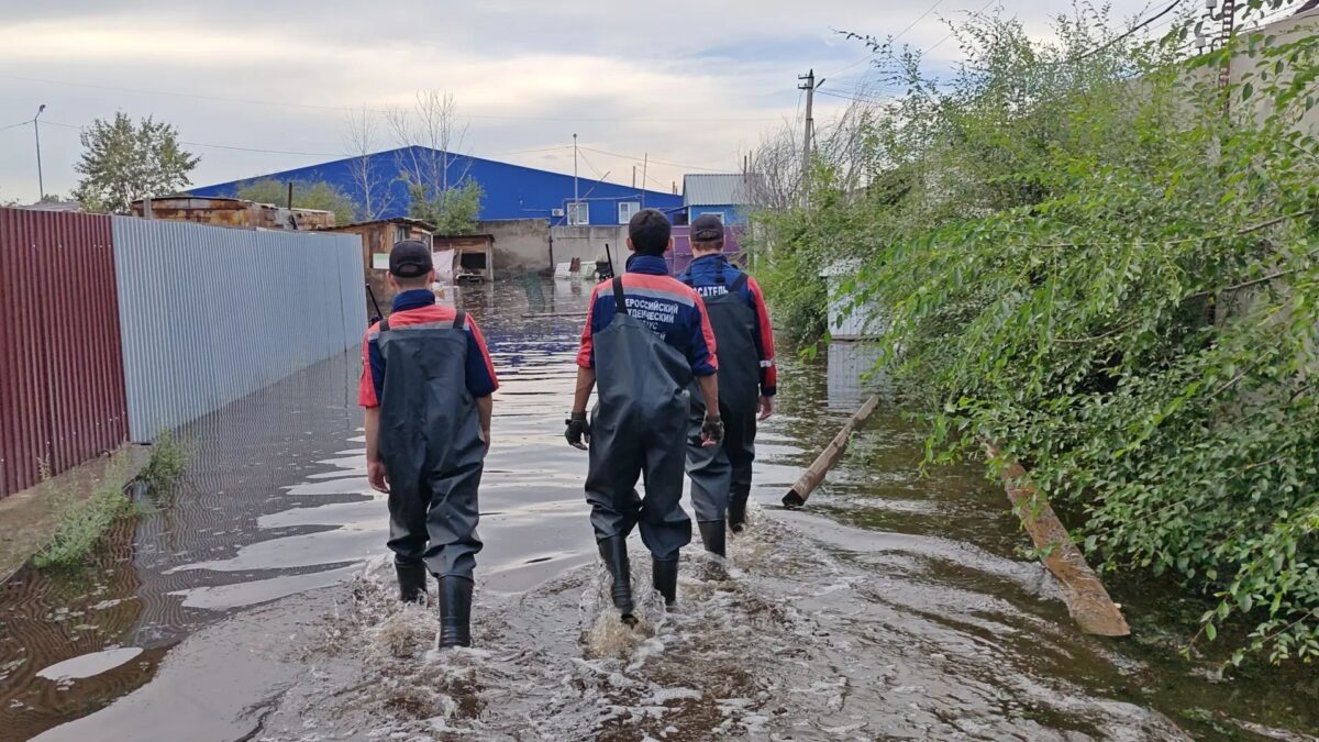 В Забайкалье волонтёры #МЫВМЕСТЕ спасают дома от паводка