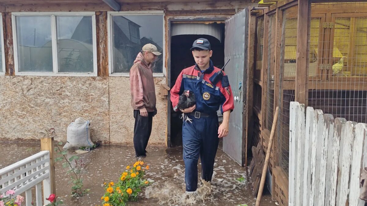 Паводок в Забайкальском крае: волонтёры помогают жителям
