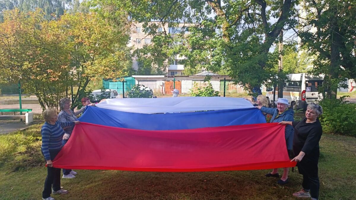 МЫ ПОДНИМАЕМ ФЛАГ СВОЕГО ГОСУДАРСТВА