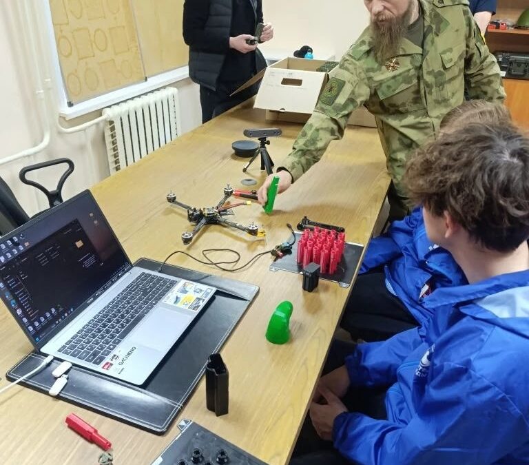 Волонтёры Победы города Сургута посетили мастерскую по созданию 3D-деталей для БПЛА