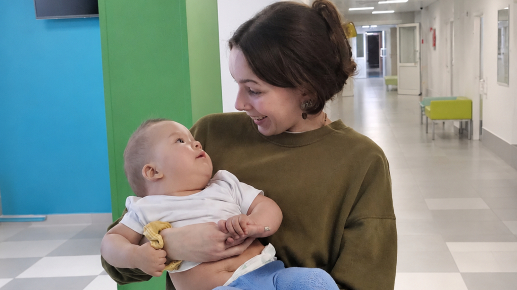 Один букет учителю – сутки заботы ребёнку: фонд «Ты ему нужен» запускает акцию «Няню вместо цветов»
