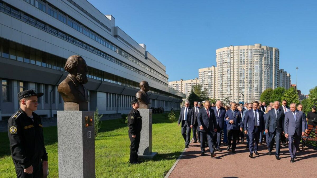 Имена, за которыми стоят открытия: в СПбГМТУ открылась Аллея славы русской науки
