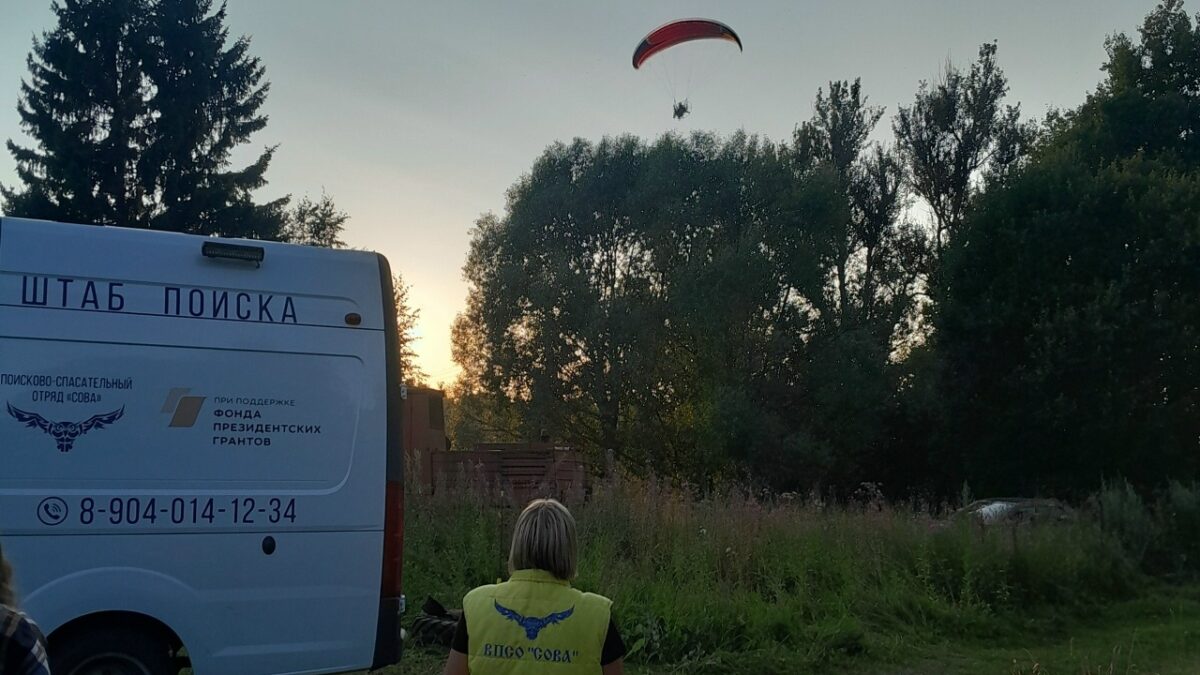«Лежит, машет руками»: парапланерист помог волонтёрам спасти заблудившегося в лесу дедушку