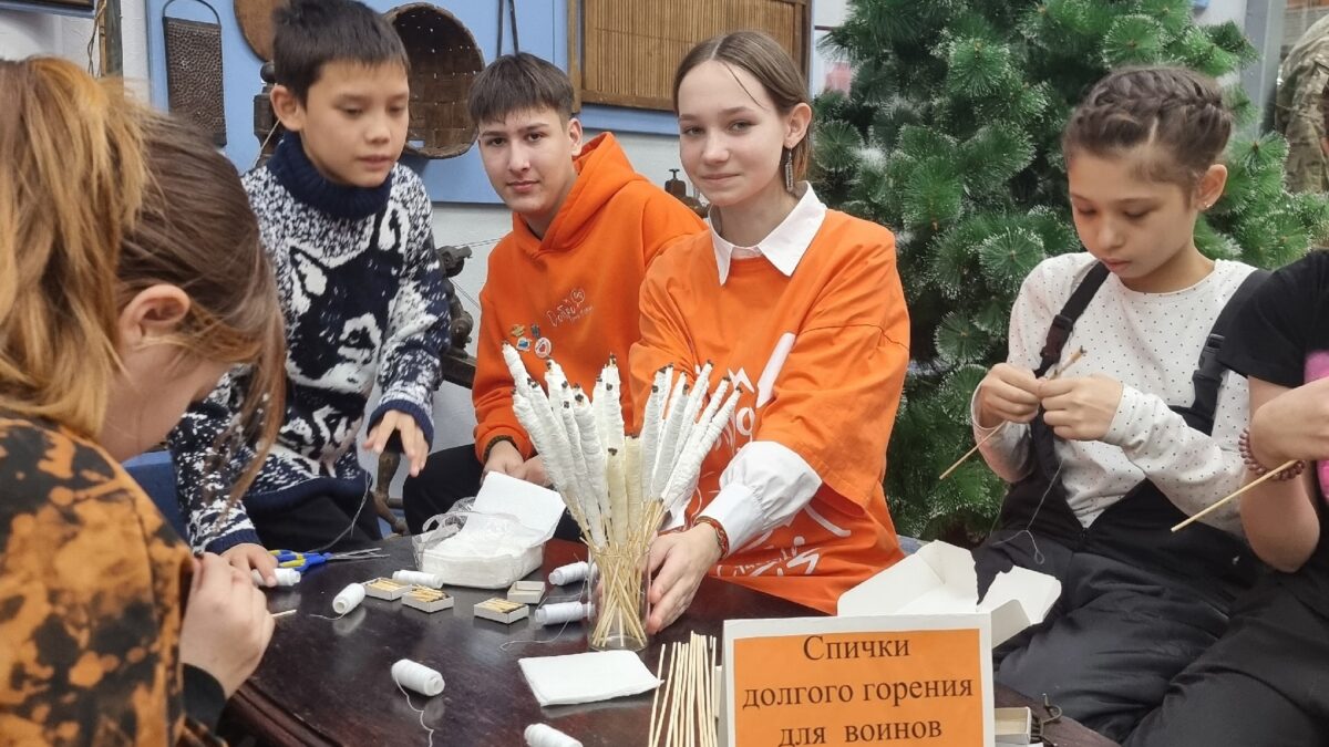 Спички долгого горения делают и отправляют на фронт волонтёры-школьники из Амурска