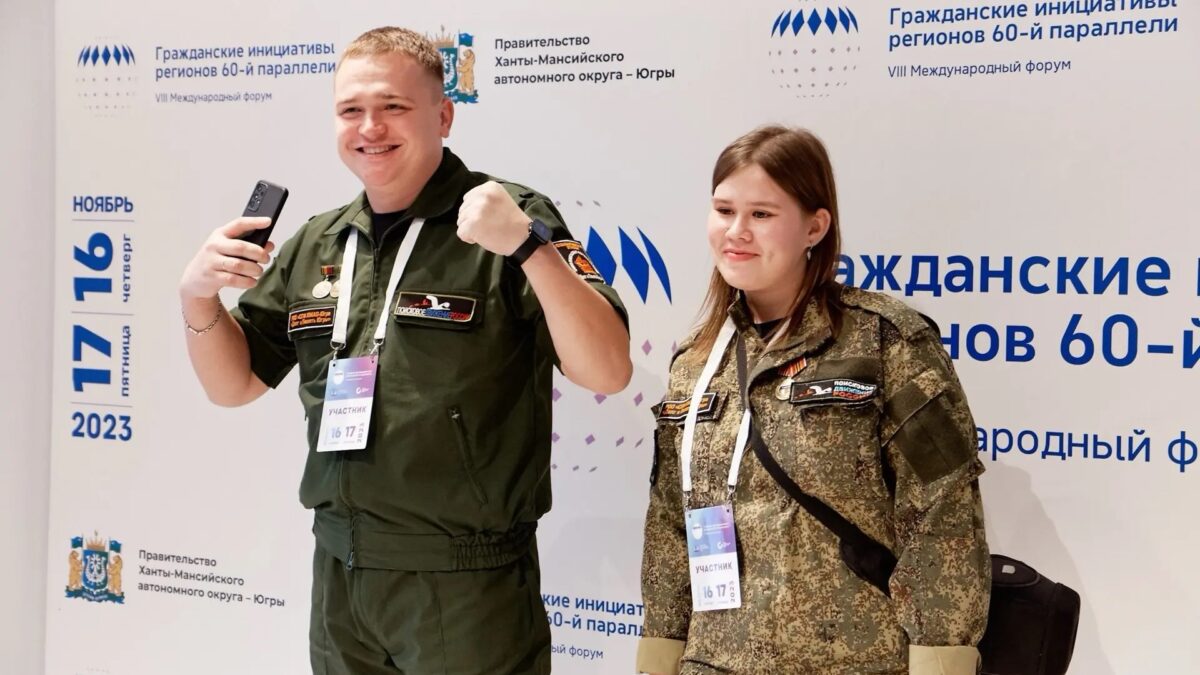«Тыл – фронту»: как школьница из Югры собрала для бойцов больше 10 000 вещей