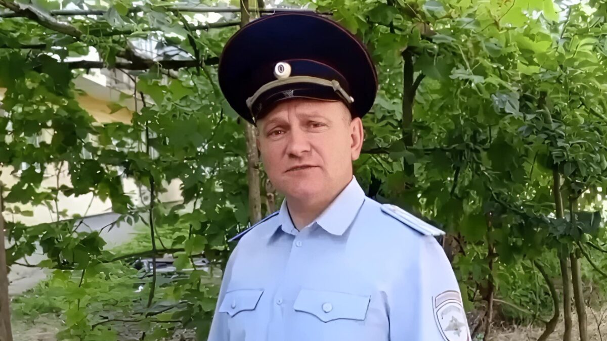 «Уже был в предобморочном состоянии»: майор полиции вынес пенсионера из горящей квартиры