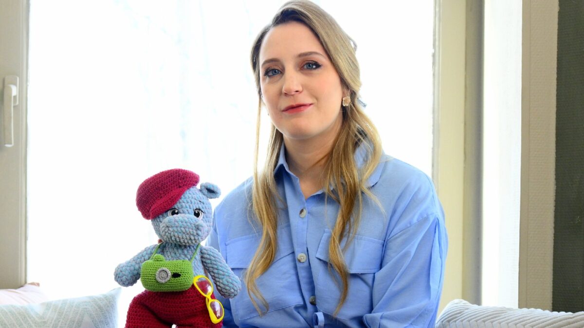 «Беру Жужу на руки и понимаю, что делать»: мастерица создаёт вязаные игрушки, вдохновлённые детством