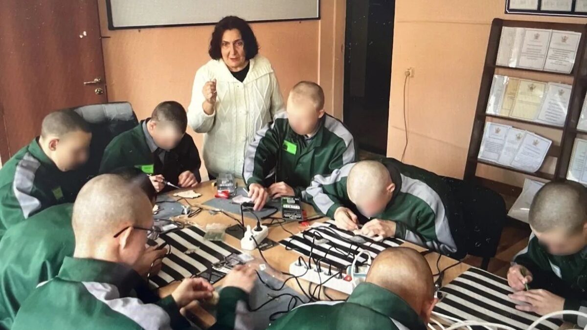 «Они вернутся в нашу жизнь»: зачем волонтёр из Новосибирска помогает подросткам в колонии