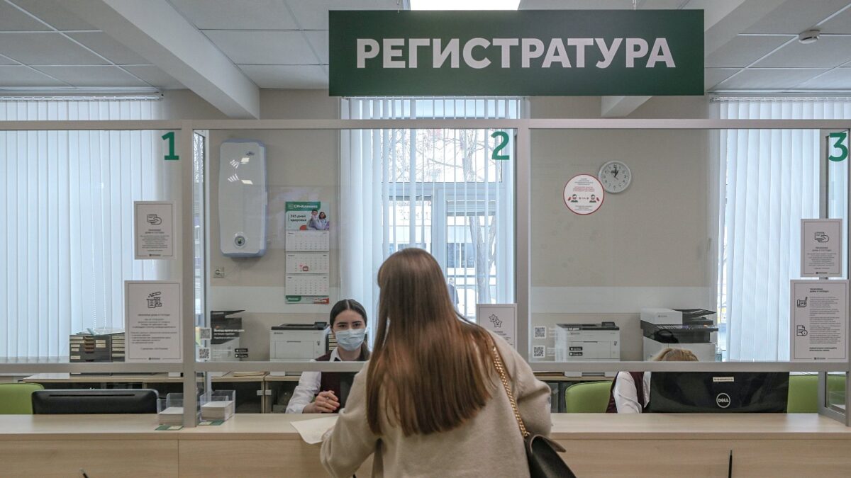 Не прикрепляют к поликлинике из-за отсутствия регистрации? Это незаконно – вот что делать