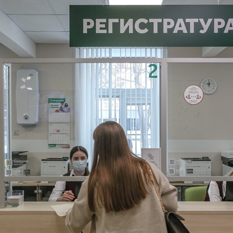 Не прикрепляют к поликлинике из-за отсутствия регистрации? Это незаконно – вот что делать