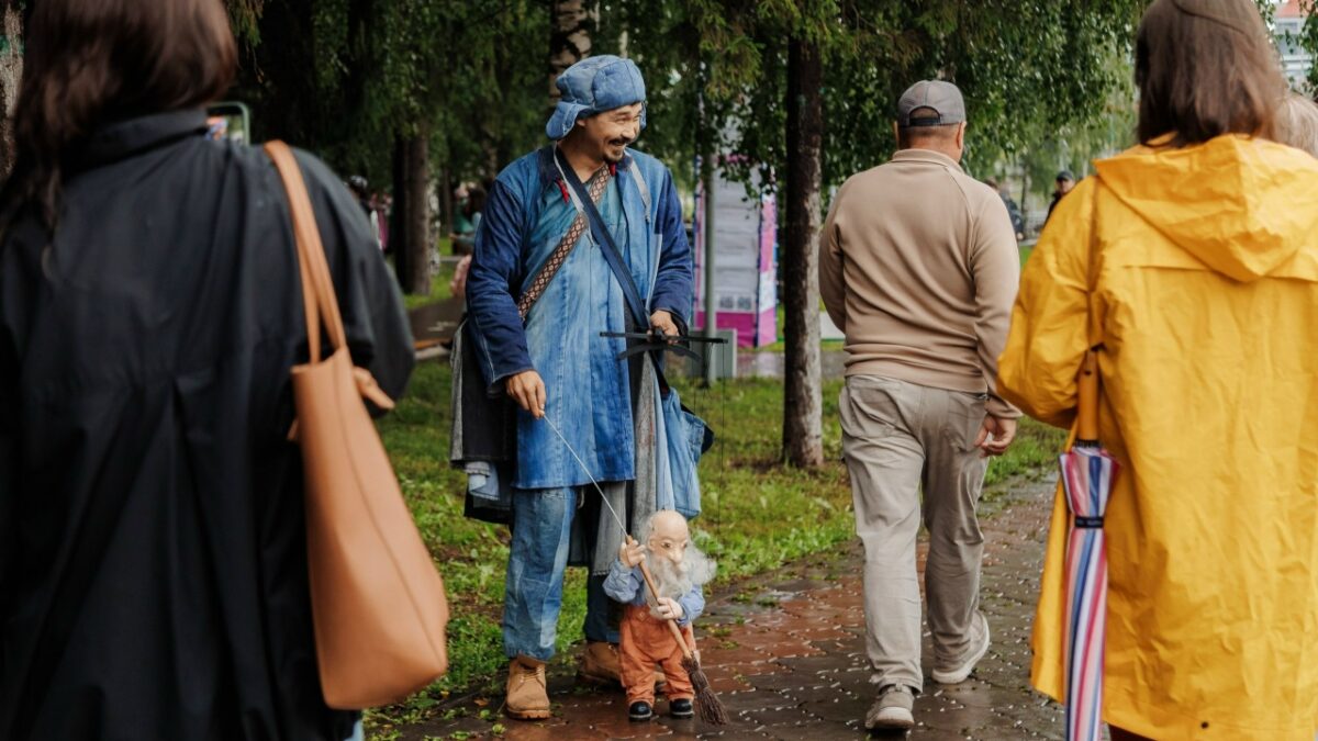 «Оказался очень близок людям»: уличный артист создал куклу-марионетку, покорившую россиян