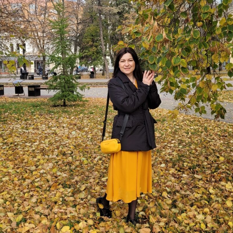 Мастерица создаёт изделия в технике точечной росписи