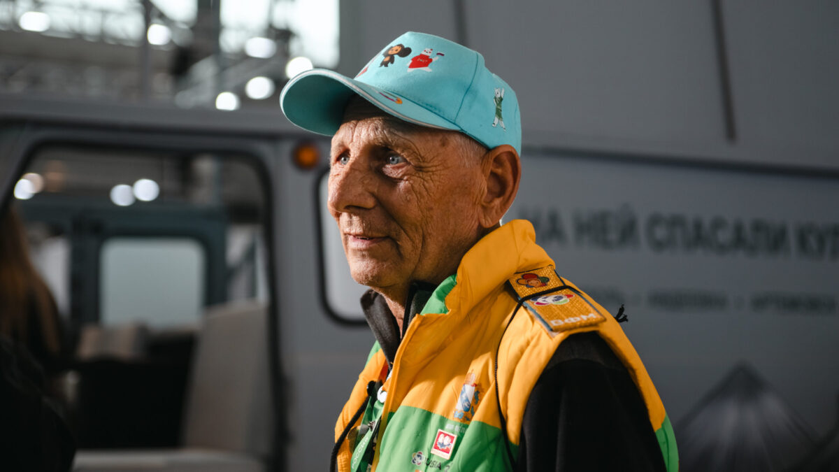 «Это мой образ жизни»: 72-летний волонтёр-легенда приехал на свой четвёртый фестиваль молодёжи