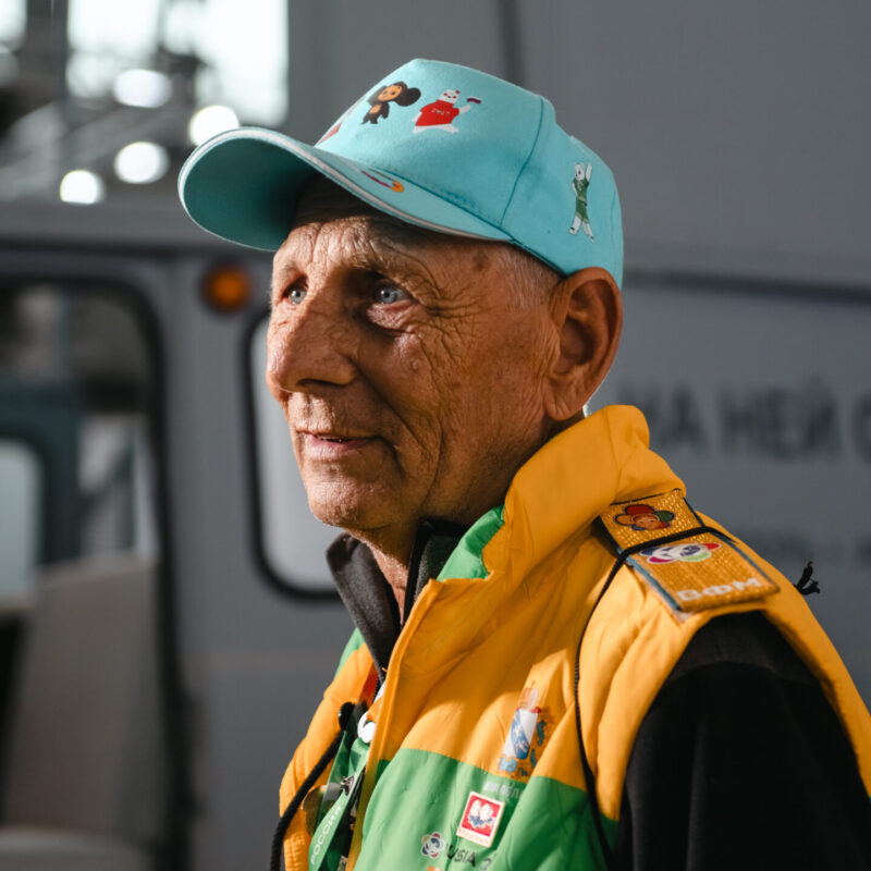 «Это мой образ жизни»: 72-летний волонтёр-легенда приехал на свой четвёртый фестиваль молодёжи