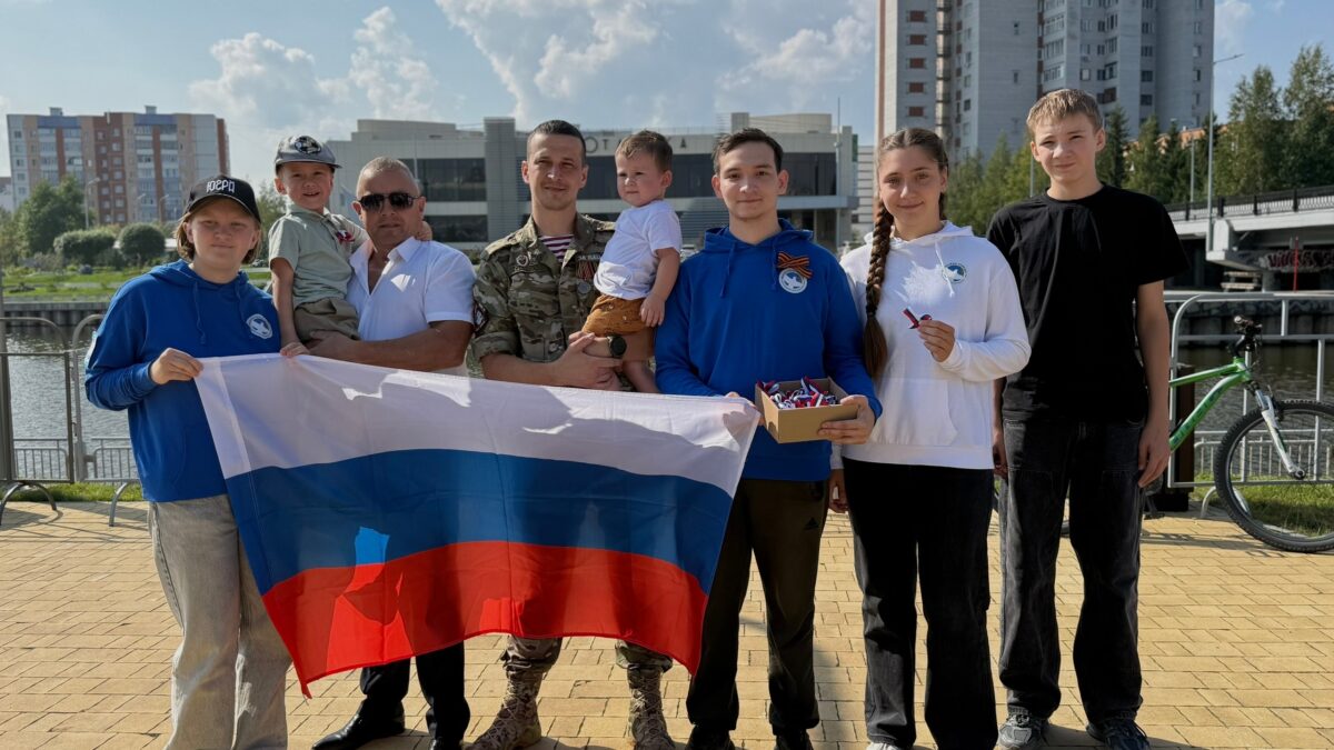 Волонтёры Победы города Сургута вновь провели акцию «Российский триколор» в честь…