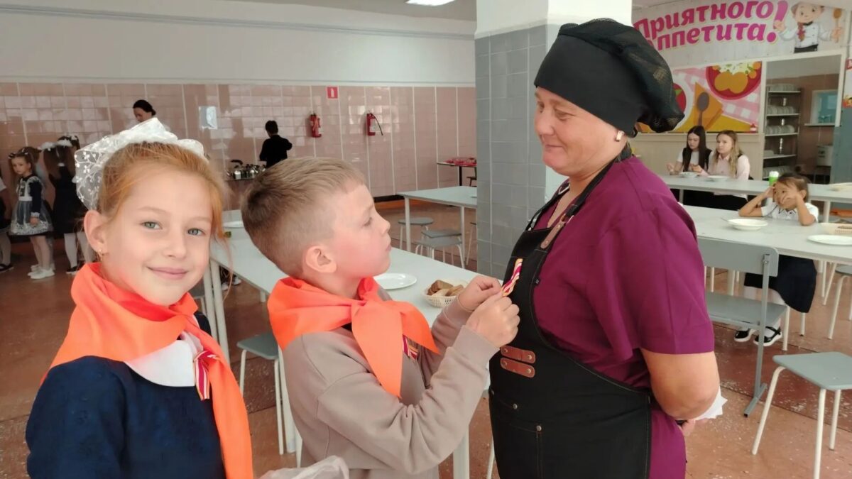 Дальневосточная Победа: в День окончания второй мировой войны волонтёры раздавали муаровые ленточки