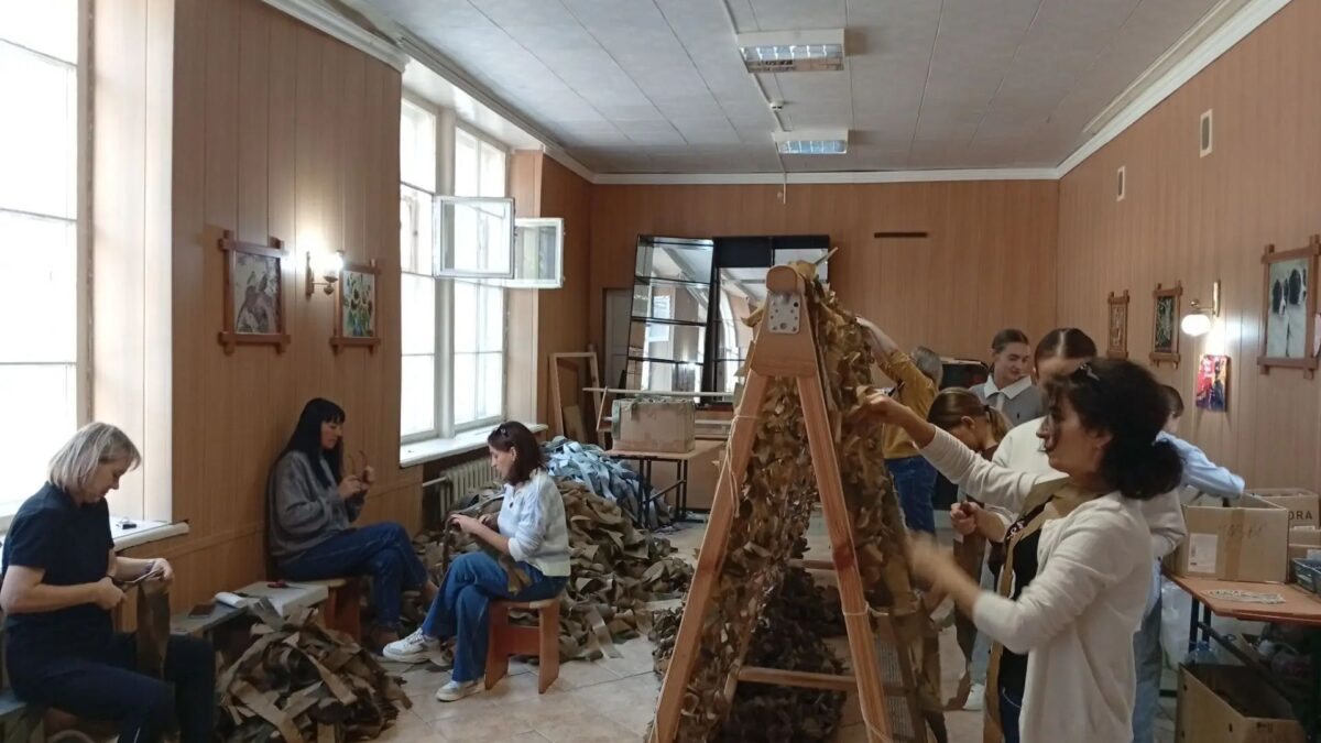 В мастерской по плетению маскировочных сетей работа не останавливается ни на минуту. Здесь время…