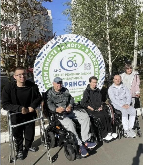 Новая мотивационная стелла у Центра «Мир Добра и позитива» превратила осенний двор в фотозону…