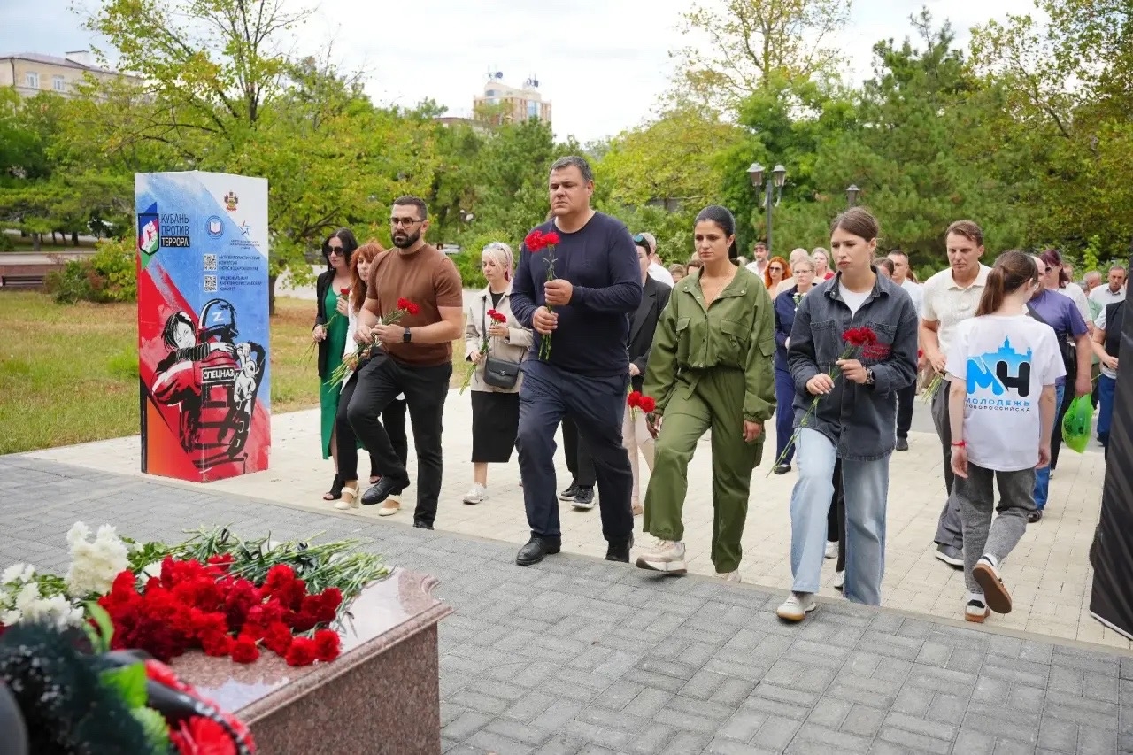 Волонтёры #МЫВМЕСТЕ Новороссийска помогают убирать квартиры и дома после ночной атаки БПЛА